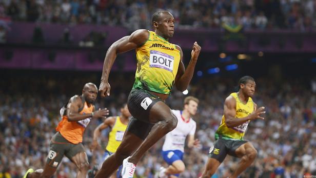 Usain Bolt läuft bei einem Leichtathletik-Wettkampf vor anderen Athleten.