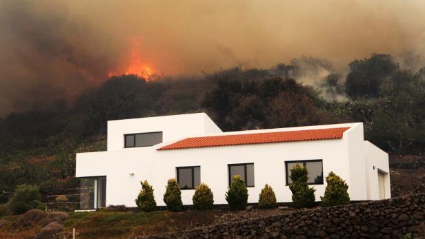 Ein modernes Haus vor einem Waldbrand.