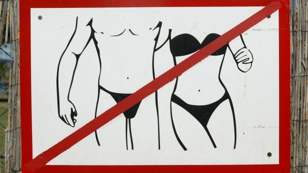 Ein Schild verbietet das Tragen von Badebekleidung.