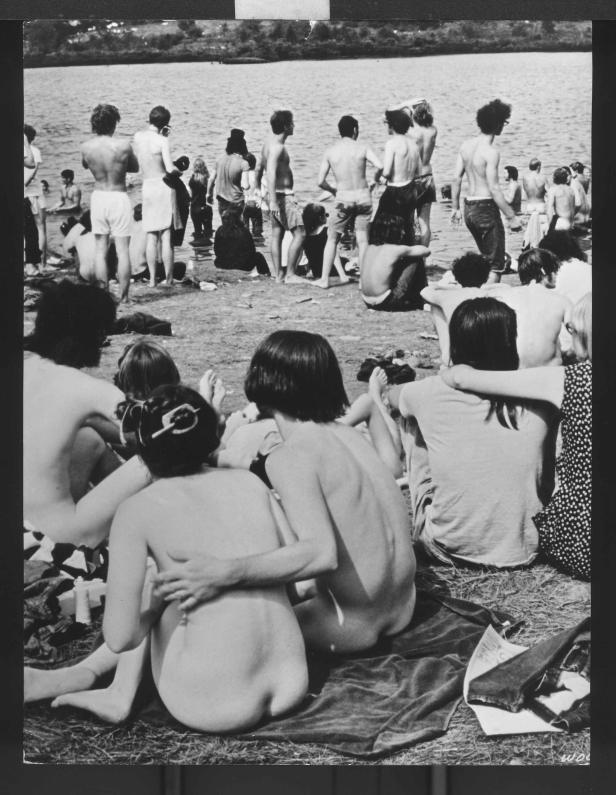 Menschen entspannen sich an einem sonnigen Tag am See.