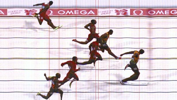 Mehrere Sprinter beim Zieleinlauf eines Rennens bei den Olympischen Spielen 2012 in London.