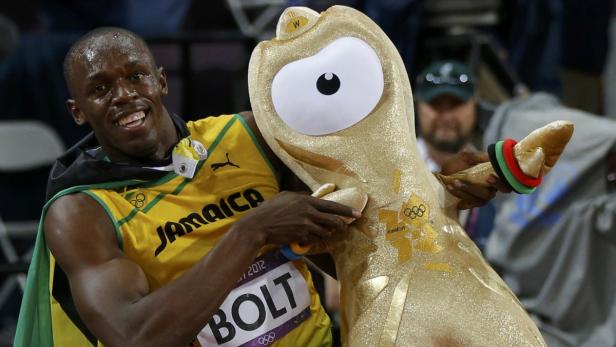 Usain Bolt umarmt das Maskottchen der Olympischen Spiele 2012 in London.