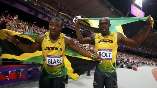 Usain Bolt und Yohan Blake mit der jamaikanischen Flagge bei den Olympischen Spielen.