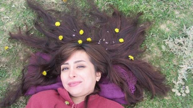 Iranerinnen wagen auf facebook die Freiheit ohne Kopftuch