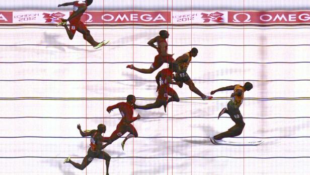 Mehrere Sprinter beim Zieleinlauf während eines Wettkampfs in London 2012.