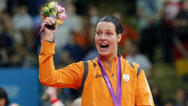 Ranomi Kromowidjojo feiert ihren Sieg bei den Olympischen Spielen 2012 mit einem Blumenstrauß.