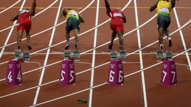 Sprinter sind bereit, aus ihren Startblöcken zu starten.