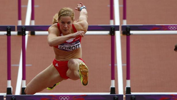 Beate Schrott springt bei den Olympischen Spielen in London über eine Hürde.