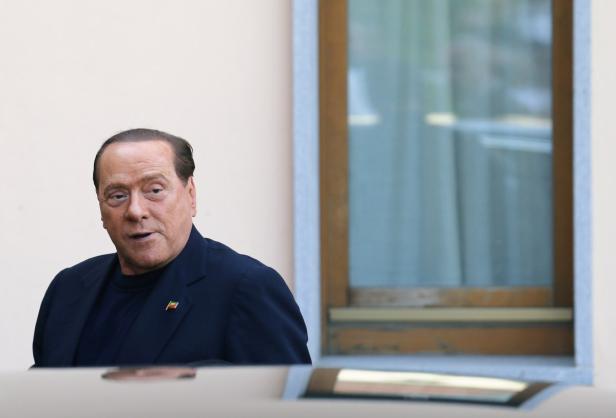 Sozialdienst: Berlusconi im Altersheim
