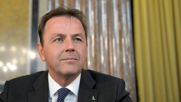 Landwirtschaftsminister Berlakovich steht im Mittelpunkt der Nationalrats-Sondersitzung am Montag. Porträt des österreichischen Politikers Werner Kogler.