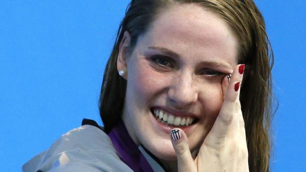 Die Schwimmerin Missy Franklin wischt sich eine Träne aus dem Auge.