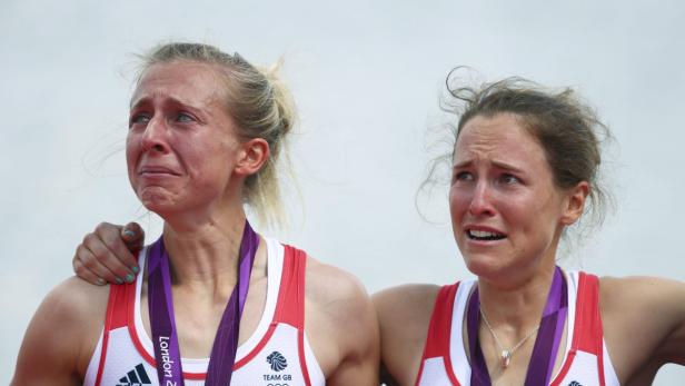Zwei weinende Athletinnen des Team GB mit Medaillen um den Hals.