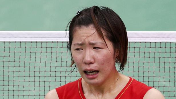 Eine erschöpfte Badmintonspielerin nach einem Match.