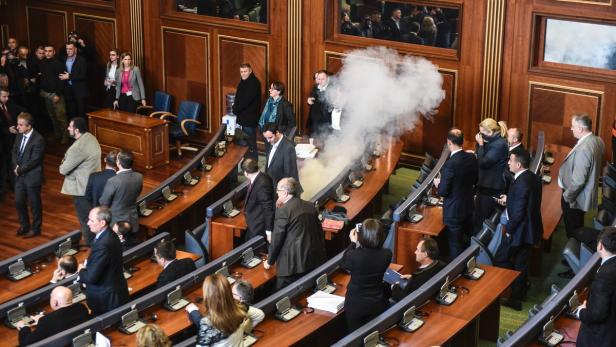 Opposition blockiert Kosovo-Parlament neuerlich mit Tränengas