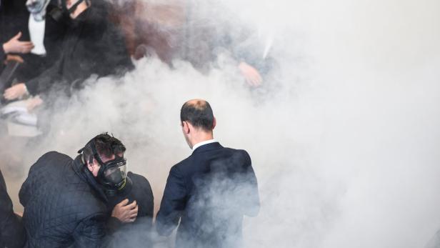 Erneut Tränengas im Parlament des Kosovo