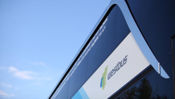 Ein Westbus mit dem Logo des Unternehmens vor blauem Himmel.