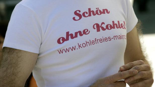 Ein Mann trägt ein T-Shirt mit der Aufschrift „Schön ohne Kohle! www.kohlefreies-mainz.de“.