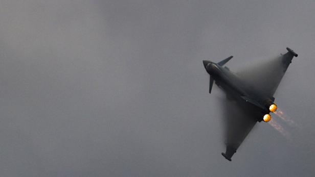 Ein Eurofighter Typhoon im Tiefflug mit Nachbrennern.