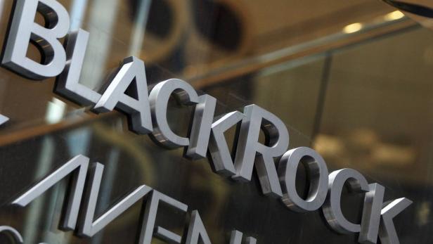 Das BlackRock-Logo an einem Gebäude.