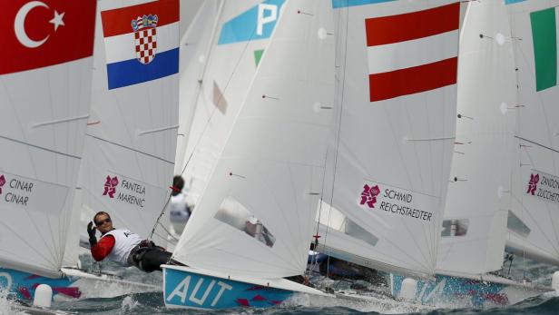 Segelboote mit den Flaggen der Türkei, Kroatiens, Österreichs und Italiens bei einer Regatta.