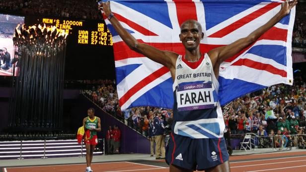 Mo Farah feiert seinen Olympiasieg 2012 mit der britischen Flagge.