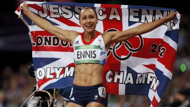 Jessica Ennis-Hill feiert ihren Olympiasieg 2012 mit der britischen Flagge.