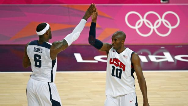 LeBron James und Kobe Bryant geben sich bei den Olympischen Spielen ein High-Five.