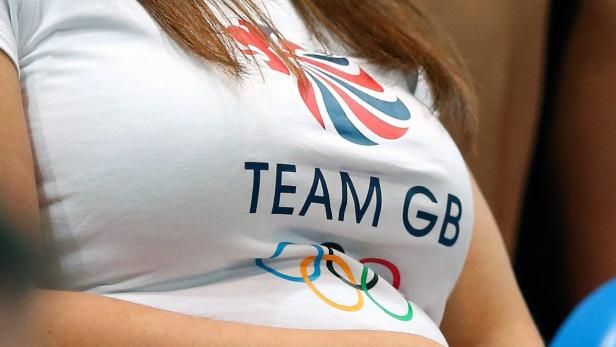 Eine Person trägt ein T-Shirt mit der Aufschrift „Team GB“ und den olympischen Ringen.