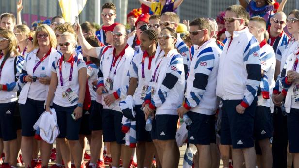 Eine Gruppe britischer Athleten bei den Olympischen Spielen, gekleidet in Teamkleidung.