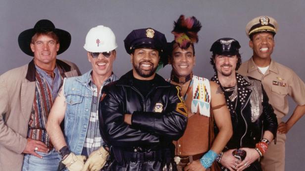 Die Band Village People posiert für ein Gruppenfoto.