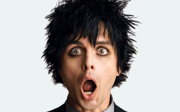 Billie Joe Armstrong von Green Day mit überraschtem Gesichtsausdruck.