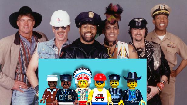 Ein Foto der Village People und eine Darstellung der Band als Lego-Figuren.