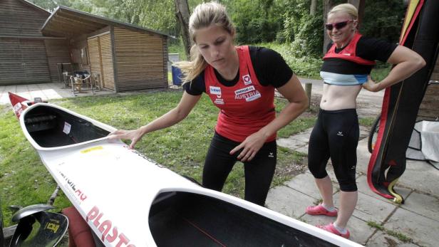 Zwei Kanusportlerinnen bereiten ein Kajak für das Training vor.