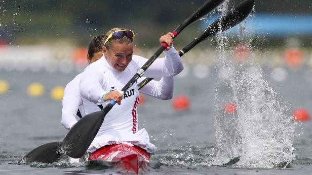 Zwei Kanutinnen des österreichischen Teams beim Wettkampf auf dem Wasser.