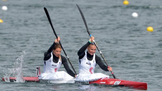 Zwei Kanutinnen des österreichischen Teams paddeln auf dem Wasser.