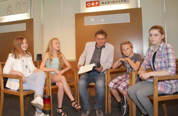 Fünf Personen sitzen im ORF Radiocafé auf Stühlen.