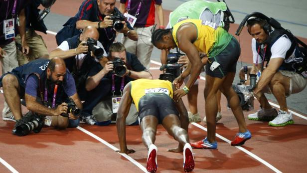 Usain Bolt wird nach einem Rennen von Fotografen umringt.