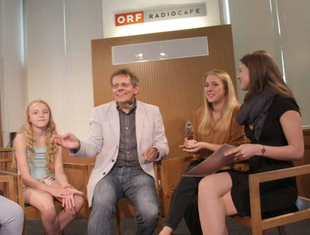 Eine Gruppe von Menschen sitzt im ORF Radiocafé.