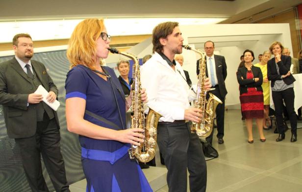 Zwei Saxophonisten spielen vor einem Publikum.