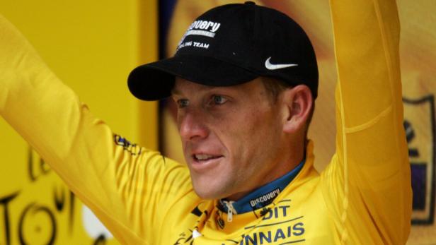 Die USADA ist überzeugt, dass Armstrong bei allen seiner sieben Tour-Siege gedopt war. Lance Armstrong feiert mit erhobenen Armen seinen Sieg bei der Tour de France.