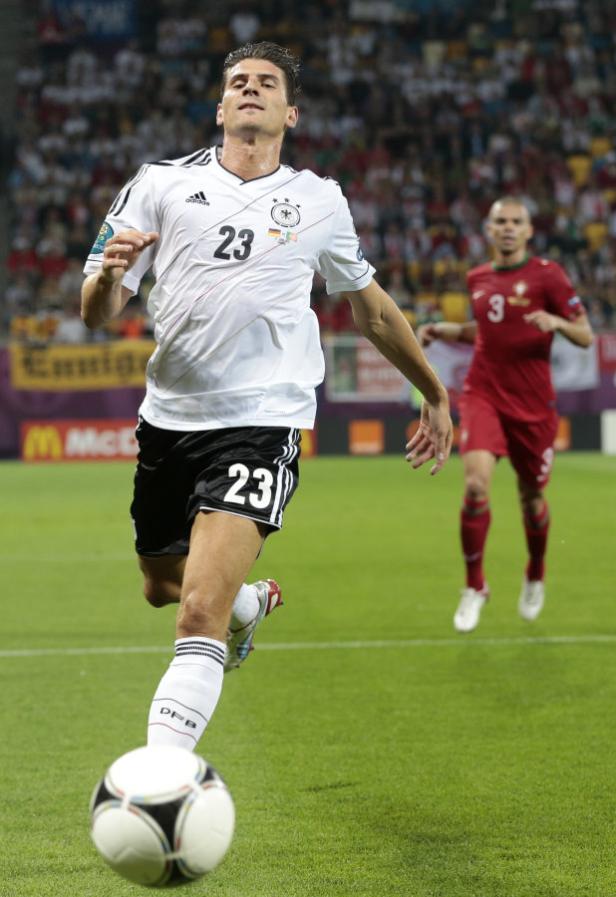 Mario Gomez im Trikot der deutschen Nationalmannschaft am Ball.