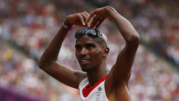 Mo Farah, ein britischer Langstreckenläufer, formt mit seinen Händen ein Herz.