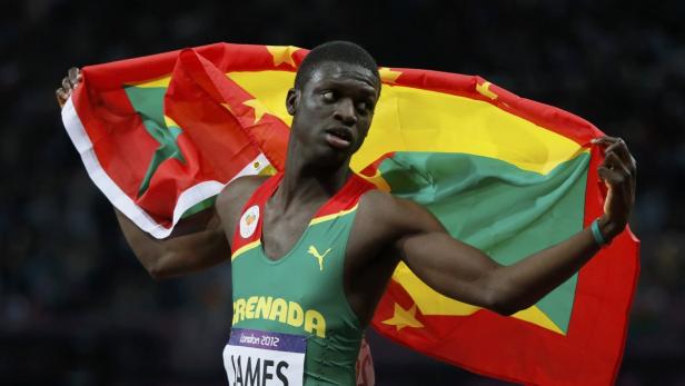 Kirani James, ein Sprinter aus Grenada, hält die Flagge seines Landes.