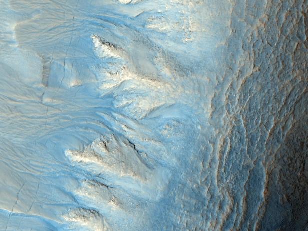 Luftaufnahme einer zerklüfteten, eisigen Landschaft.