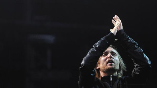 David Guetta klatscht mit erhobenen Händen in die Menge.