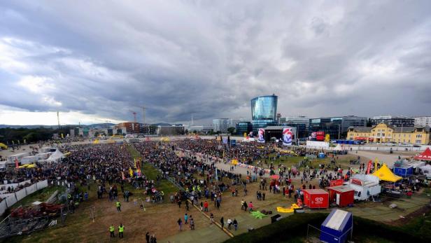 Eine große Menschenmenge versammelt sich auf einem Festivalgelände in Wien.
