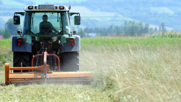 THEMENBILD: ERNTE / BAUER /TRAKTOR Symbolbild