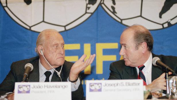 João Havelange und Joseph S. Blatter bei einer Pressekonferenz der FIFA.