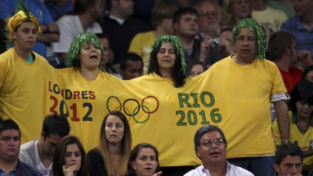 Brasilianische Fans mit Perücken und einem T-Shirt mit den Olympischen Ringen und den Aufschriften „Londres 2012“ und „Rio 2016“.