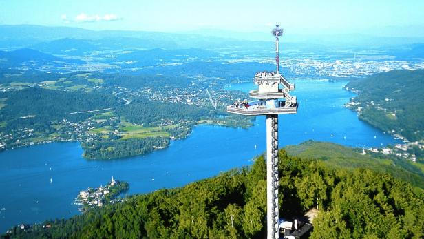 Aussichtsturm Pyramidenkogel mit Blick auf den Wörthersee und die umliegende Landschaft.